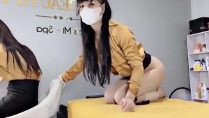 Em nhân viên spa đang làm thì nứng lol - phimsex