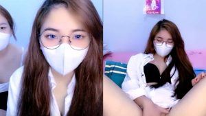 2 em xinh lên live show lồn thủ dâm